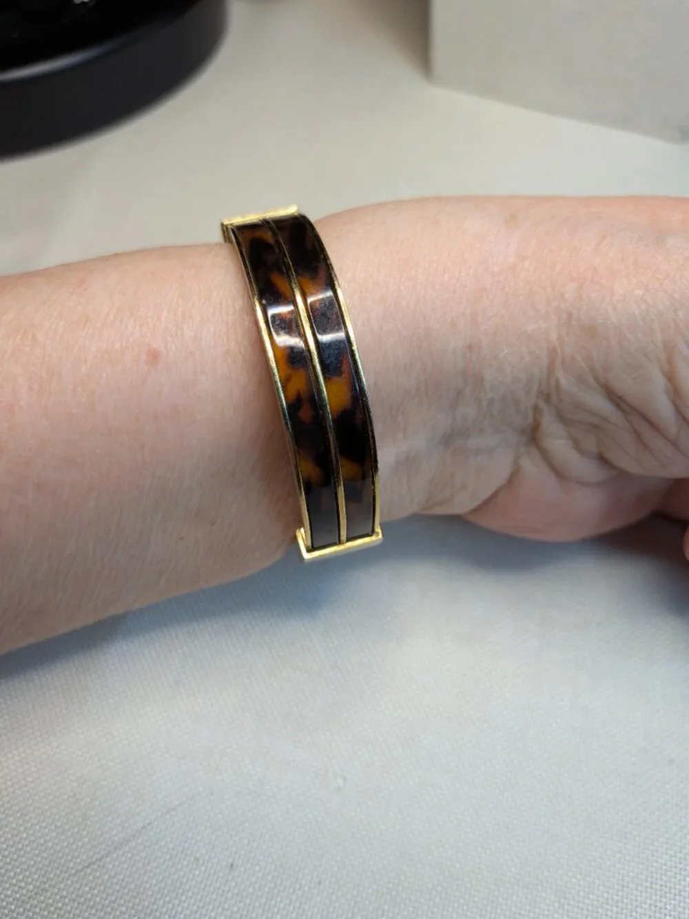 Michael Kors Faux Tortoise Shell Hinged Bangle Bracelet – Size 7
